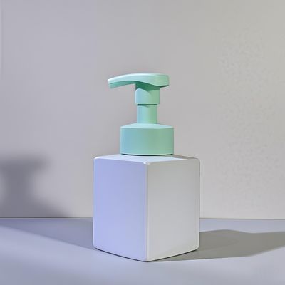 بطری پمپ لوشن آرایشی مربع با مواد PET و پمپ فشار برای بسته بندی مراقبت از پوست